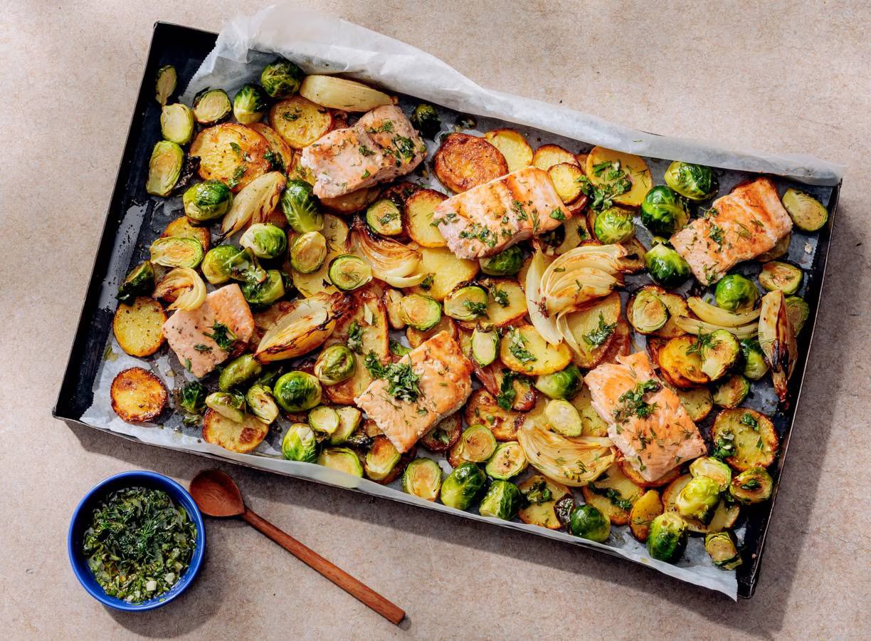 Zalm-traybake met spruitjes en kruidenolie